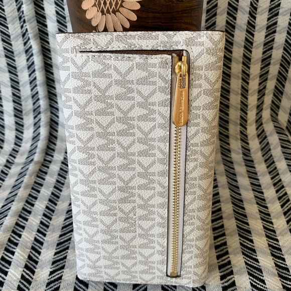 Michael Kors Jet Travel Carryall Trifold Wallet - Picture 7 of 8